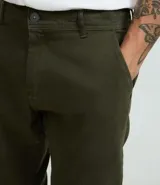 Pantalón skinny de sarga color gris, con cierre de botón y cremallera, cintura con trabillas y bolsillos.