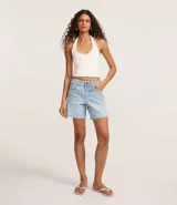 Bermuda femenina de jeans, color celeste claro lavado, de cintura mediana y corte recto, con bajo cortado a hilo.