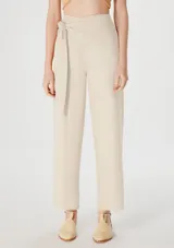Pantalón color beige de corte recto, con cintura alta y lazo lateral.