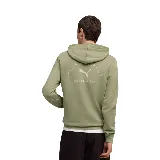 Buzo hoodie Puma Class Graphic color verde oliva, con capucha ajustable con cordón, bolsillo tipo canguro y logo Puma Athletics estampado en el pecho.