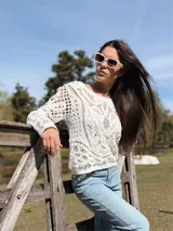 Sweater tejido calado color blanco, de mangas largas y cuello redondo.