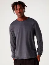 Remera de manga larga gris oscuro, de corte recto y cuello redondo.