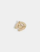 Pin dorado con forma de herradura y corazón.