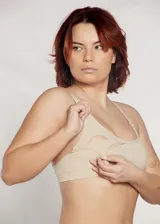 Soutien maternal de microfibra color blanco, sin costuras, sin aro ni copa, con breteles regulables y broches desmontables para amamantar.