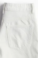 Short de jean blanco de tiro alto, con cinco bolsillos y cierre con botón. Confeccionado en denim de algodón rígido.