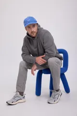 Zapatillas deportivas grises con detalles en azul marino. Confeccionadas en tejido de malla con forro de poliéster y suela de goma.