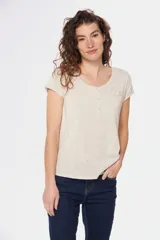 Remera color beige con escote redondo, manga corta, bolsillo en el pecho y cierre parcial con botones.