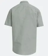 Camisa celeste de manga corta, corte comfort, con cuello abotonado y cierre frontal con botones.