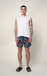 Short de baño de microfibra con estampado de caballos en tonos azul y naranja.