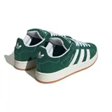 Zapatillas Adidas Campus 00S de hombre, color verde con las tres tiras laterales en blanco, cordones blancos y suela color caramelo.