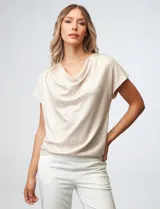 Blusa de mujer Cable & Gauge color beige claro, confeccionada en tejido lurex con textura plisada vertical. Presenta un escote drapeado tipo cuello volcado y mangas cortas.