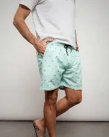 Short de baño celeste con estampado de cangrejos, con cintura elástica ajustable con cordón, bolsillos laterales y suspensor interior.