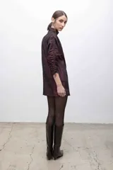 Vestido corto color borgoña, con capucha, cierre frontal y mangas largas fruncidas.