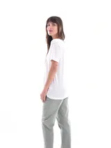 Remera blanca de corte holgado con escote en V.