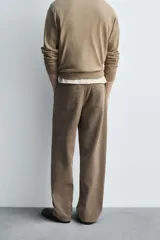 Pantalón de jean color marrón topo, de corte amplio y tiro alto.