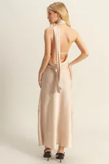 Vestido largo de satén color celeste, con cuello halter que se ata al cuello y espalda descubierta.