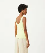 Musculosa color beige confeccionada en viscosa sostenible, con escote en pico y sin estampado.
