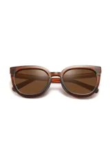 Lentes de sol con montura color marrón y lentes degradadas. Fabricados con materiales reciclados.