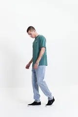Jean celeste de corte slim, tiro medio y con presillas para cinturón.