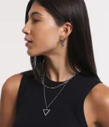 Conjunto de dos collares y aros plateados. Un collar de cadena gruesa, un collar con mini lunares entre los eslabones y colgante de triángulo y par de aros en forma de triángulo.