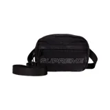 Bandolera negra de denim con correa ajustable y logo de la marca Supreme en el frente.
