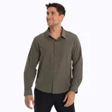 Camisa manga larga color verde oliva, confeccionada en poliéster y spandex. Cuenta con cuello camisero, cierre con botones, bolsillo en el pecho y protección solar UPF 50+.