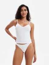 Musculosa blanca de breteles finos y tejido de punto acanalado.