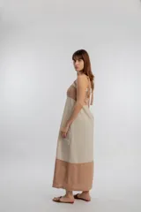 Vestido largo de tirantes finos con bloques de color: marrón claro en la parte superior, beige en el centro y marrón oscuro en el ruedo.