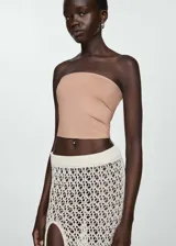 Top strapless color piel, de corte crop y diseño ajustado.