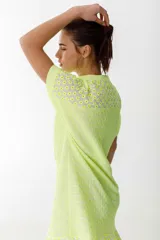 Vestido corto color coral con estampado de flores pequeñas, cuello mao y escote en V.