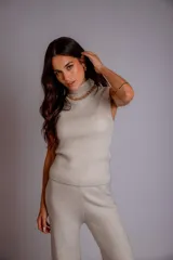 Conjunto tejido de chaleco y pantalón, talle único. El chaleco es sin mangas y con cuello alto. El pantalón es de corte ancho.