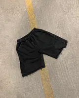 Short negro de algodón con corte holgado y terminaciones desflecadas.