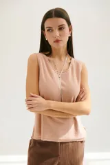 Musculosa color beige claro de tejido de lino con cuello redondo.