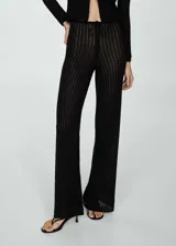 Pantalón negro de tejido de punto calado con cintura elástica y corte recto.