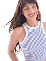 Musculosa corta de punto acanalado a rayas horizontales celestes y blancas, con cuello y sisas ribeteadas en blanco.