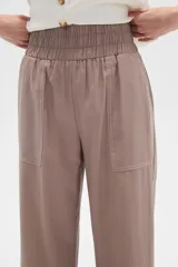 Pantalón blanco de viscosa, de corte recto y tiro alto, con bolsillos laterales y cintura elástica.