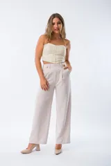 Top color beige, estilo corset, sin mangas y con ballenas verticales.