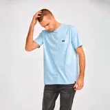 Remera celeste de algodón con bolsillo en el pecho izquierdo y logo de CAT bordado en negro. Corte clásico y mangas cortas.