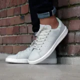 Championes Adidas Stan Smith color verde agua con detalles en verde claro en el talón y suela blanca.