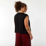Camiseta negra de algodón con sisa ancha y cuello redondo.