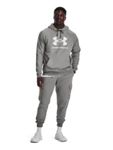 Buzo gris de Under Armour, línea Rival Fleece, con capucha y logo estampado en el frente.