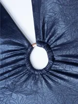 Malla enteriza azul con textura brillante, escote en V y argolla dorada en el centro del busto.