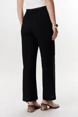 Pantalón de lino azul de corte palazzo.