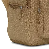 Mochila Nike Heritage Eugene color beige con logo blanco estampado en el frente. Cuenta con un compartimento principal con cierre de doble cremallera, un bolsillo frontal con cierre y un bolsillo lateral abierto. Tiene correas acolchadas ajustables y asa de mano en la parte superior.