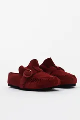 Slipper de gamuza color ladrillo con hebilla forrada y plantilla de cuero.