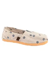 Alpargatas de lona color beige con estampado de flores azules, suela de goma color naranja y detalle de etiqueta con logo en el lateral.