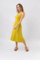 Vestido midi verde oliva de tejido acanalado, con escote en V y silueta al cuerpo con caída fluida.