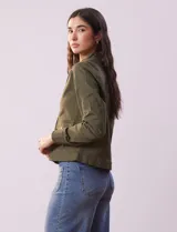 Campera de algodón negra, marca Baccini, con abertura central con cierre y bolsillos delanteros.