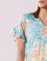 Blusa estampada de seda fría marca Ruby Rd, con cuello a la base y escote en V, y mangas cortas amplias con volados.