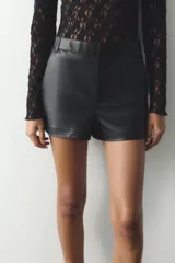 Shorts de tiro alto color borgoña, con bolsillos delanteros y cierre frontal con cremallera y ganchos metálicos.